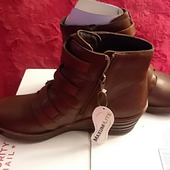 New Bionica Forte Brown Boots - Picture 2 of 5